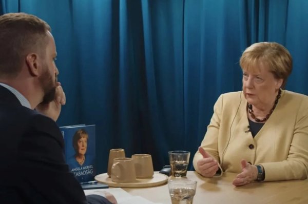 多得网 默克尔翻旧账，俄乌打了三年半，欧洲更“炸裂”？